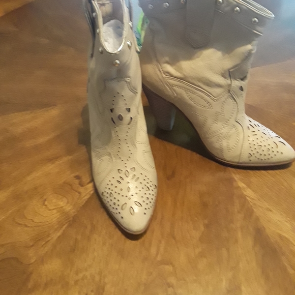 Size 8 Women's Spur Cow Booties - Picture 2 of 5